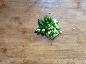 葱少许切末备用；