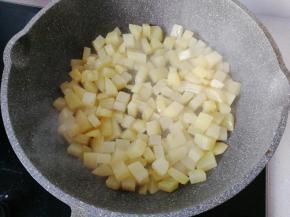 不沾锅先放少许油，然后倒入土豆丁小火煎制；（不要翻炒，让它煎至微黄后再翻面煎）