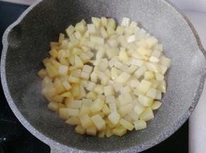 不沾锅先放少许油，然后倒入土豆丁小火煎制；（不要翻炒，让它煎至微黄后再翻面煎）