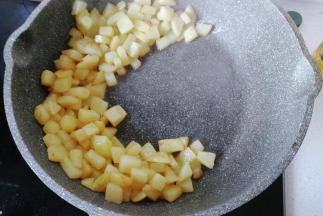 土豆丁煎至微黄后拨向一边；