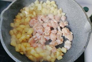 再倒入腌好的鸡丁，小火煎制；