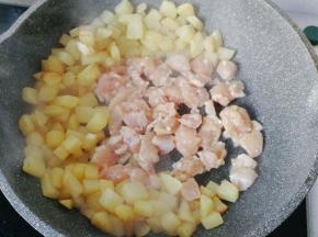 再倒入腌好的鸡丁，小火煎制；
