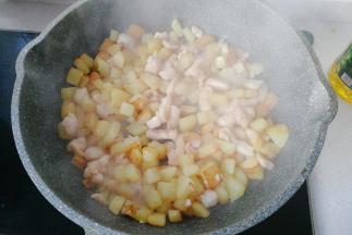 煎至鸡丁变色八分熟时，再与土豆丁一起炒均匀；