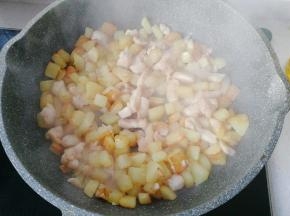 煎至鸡丁变色八分熟时，再与土豆丁一起炒均匀；