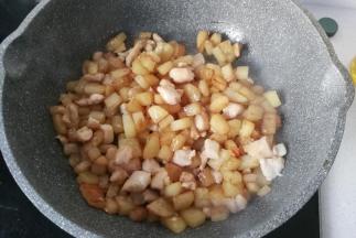 接着调入少许盐和生抽翻炒均匀；