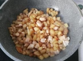 接着调入少许盐和生抽翻炒均匀；