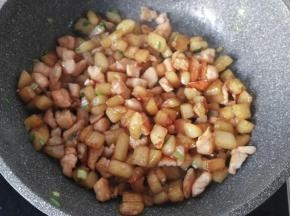 最后调入适量胡椒粉，洒葱花炒均匀即可起锅装盘了。