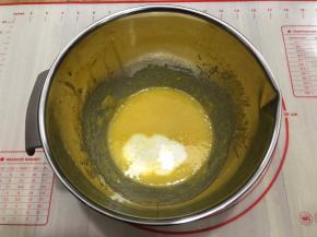 加入50克的牛奶打至混合