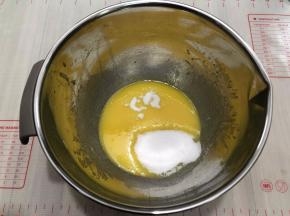 蛋黄，盐，糖用打蛋抽，搅拌均匀