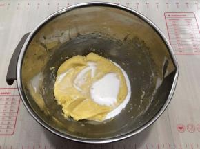 按压成这个状态然后加入剩余的牛奶分三次加入（粉的吸水量不同）