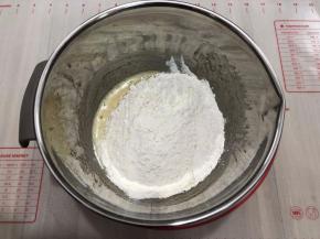 所有粉类倒入料理盆