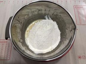 所有粉类倒入料理盆