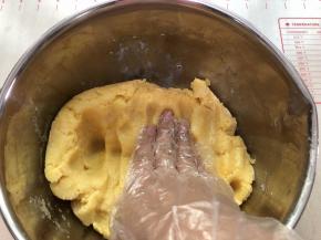 分量多的无法用刮刀按压就
戴上一次手套按压成团，不要用揉的以免产生筋度