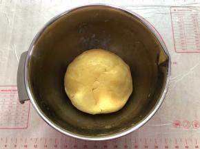 按压好的面团松弛10分钟