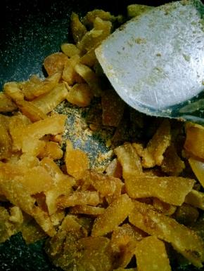 先用大火翻炒，等糖浆吸的差不多了再调小火继续翻炒，不停搅拌，一直到锅底析出糖沙，就可以关火了。