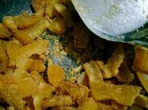 先用大火翻炒，等糖浆吸的差不多了再调小火继续翻炒，不停搅拌，一直到锅底析出糖沙，就可以关火了。