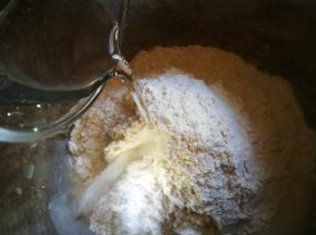 面粉中加入清水