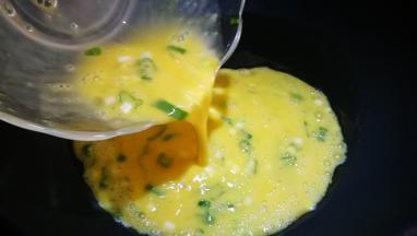 鸡蛋打散倒入葱花 倒入油中