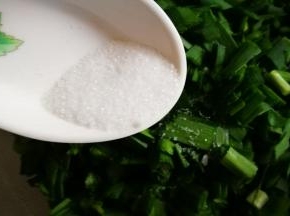 六百切碎 加入适量盐