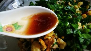 加入鸡蛋 香油 拌匀