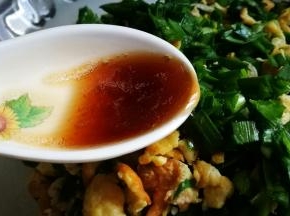 加入鸡蛋 香油 拌匀