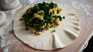 擀成面皮 把馅料放在一侧