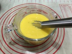鸡蛋打匀备用