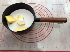  黄油，牛奶，糖，盐放进奶锅中