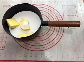  黄油，牛奶，糖，盐放进奶锅中