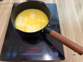 黄油，牛奶，糖，加热到黄油融化，煮至沸腾