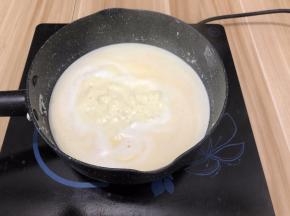煮的过程中用刮刀一边搅拌以防牛奶焦底