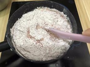  沸腾后加入过筛好的低筋面粉
