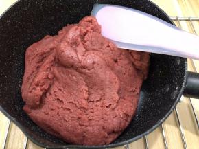 火力调至小火，把低粉拌至看不见干粉的面团光滑之后离火