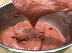 面糊搅拌到用刮刀挑起面糊出现如图倒三角形
就证明面糊可以了
面糊过稀或过稠都会影响泡芙最后的膨胀