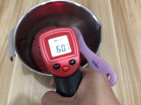 把面糊放置温度60度左右