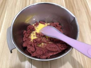 分次加入打散的鸡液，每加一次都要拌至混合之后才可再一次加入蛋液
加蛋液时要注意状态，面粉的吸水量不同