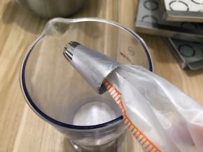 用一个高杯子套好裱花袋装好面糊
这是可先热预热风炉220度10分钟