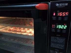 等到泡芙膨胀定形，再把温度调140烤至看到即将上色时就可以了
考的过程不可以开风炉，以免遇冷收缩