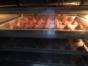 把挤好的泡芙送进风炉165度20分钟