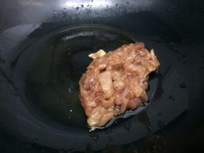 炒锅放入适量的油烧热后，在倒入腌制好的肉丝划散，炒到肉变色
