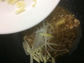 在将葱、姜蒜丝放入，炒出香味
