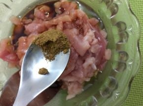 加入少许五香粉搅拌均匀，腌制十分钟