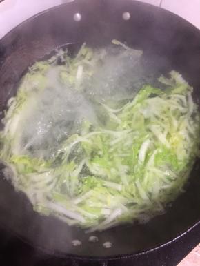 水烧开放入切好的白菜丝！
