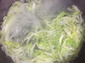 水烧开放入切好的白菜丝！