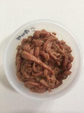 用手抓匀腌制20分钟左右！