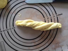 用手拿住两头反方向转上两圈，边转边拉长