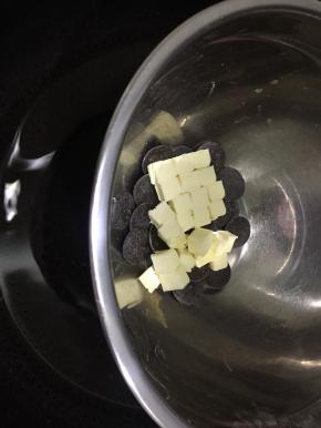 黄油和黑巧克力币隔水融化，拌匀