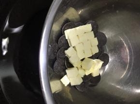 黄油和黑巧克力币隔水融化，拌匀
