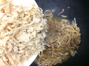 在把豆美丝放入锅中翻炒片刻
