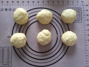 分成均等的6份，盖上保鲜膜静置15分钟